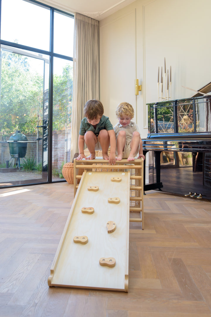 Kids enjoying the Babiem climbing ramp Ben, stimulating balance, movement, and playful learning.