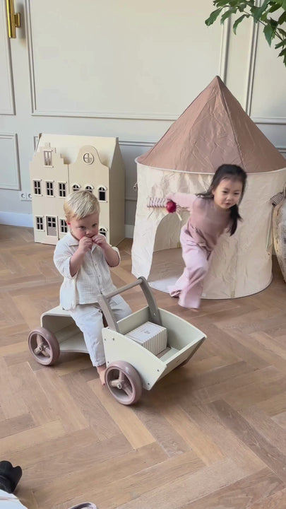 Different kids interacting with the Babiem wooden cargo bike Moos. Each child takes a turn riding the bike, pushing it forward with small, steady steps, loading toys into the cargo space or exploring the bike’s details. The video shows individual moments of play, highlighting how each child engages with the cargo bike in their own imaginative way.